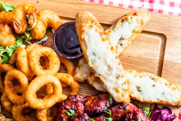 Grillad Snacksplatta Serverad Amerikansk Restaurang Lökringar Kyckling Etc — Stockfoto