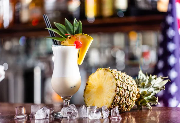 Pina Colada Coctail Bardisk Med Färska Pinapple Och Alkoholflaskor — Stockfoto