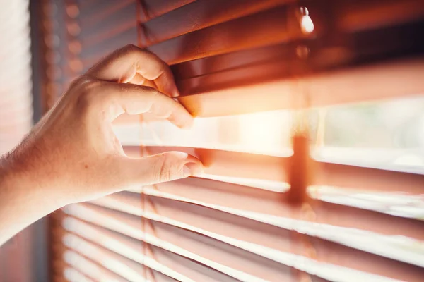 Kikar Genom Fönsterpersienner Handöppnande Fönsterluckor — Stockfoto