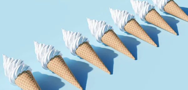 蓝底锥形软食冰淇淋 — 图库照片