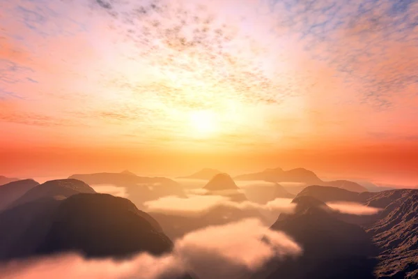 Nubes en las montañas y cielo al atardecer —  Fotos de Stock