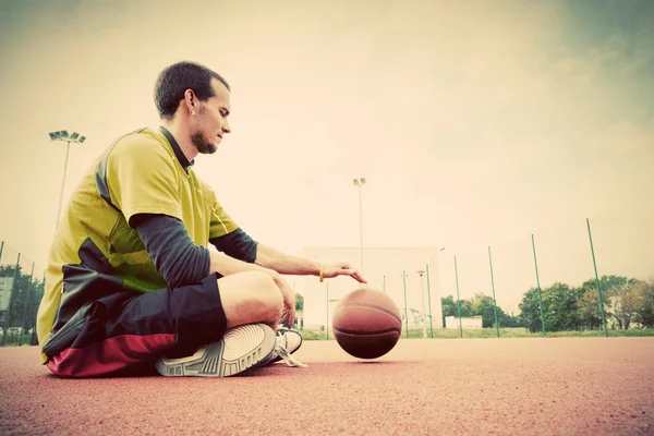 Young man on basketball court. — Stock Photo, Image