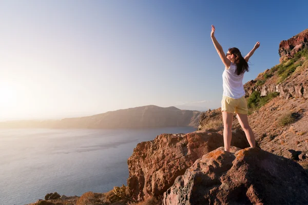 Glückliche Frau auf dem Felsen — Stockfoto