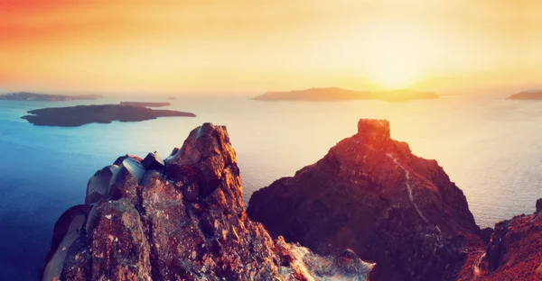 Scogliere e rocce vulcaniche di Santorini — Foto Stock