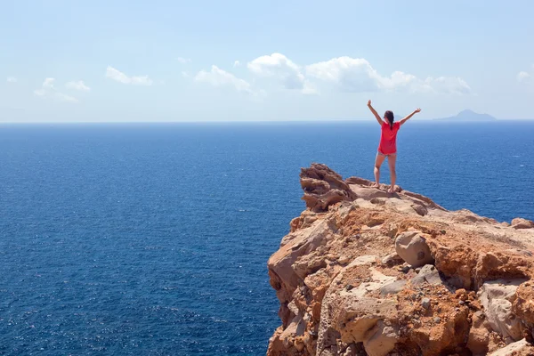 Donna felice sulla roccia — Foto Stock