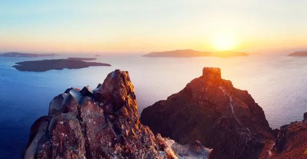 Cliff e rochas vulcânicas da ilha de Santorini — Fotografia de Stock