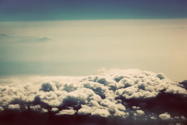 Himlen med fluffigt moln — Stockfoto