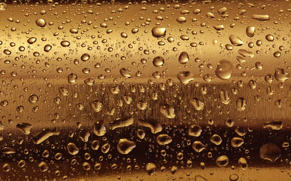 水の滴をゴールド プレート — ストック写真