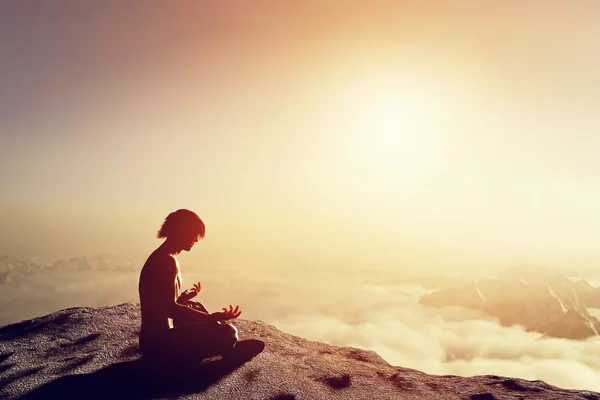 L'uomo medita in posizione yoga — Foto Stock