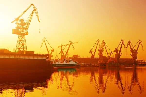 Grúas en astillero histórico — Foto de Stock