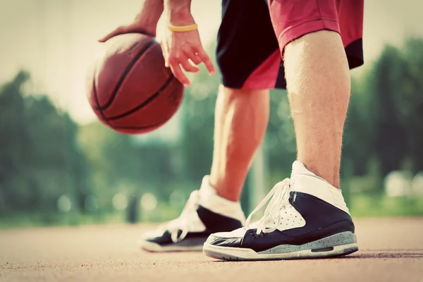 Мужчина на баскетбольной площадке — стоковое фото
