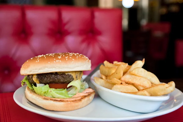 Hamburger i frytki — Zdjęcie stockowe