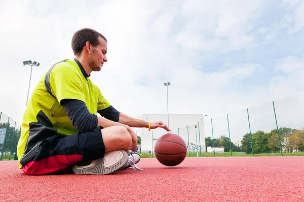 Young man on basketball court. — Stock Photo, Image