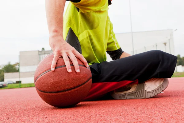 Hombre en cancha de baloncesto . — Foto de Stock