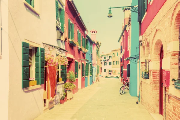 Kleurrijke huizen op burano eiland — Stockfoto