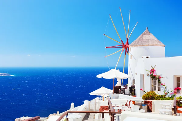 Beroemde windmolens in Oia stad — Stockfoto