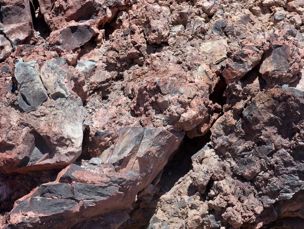 Ηφαιστειογενή βράχια σε γκρεμό. — Φωτογραφία Αρχείου