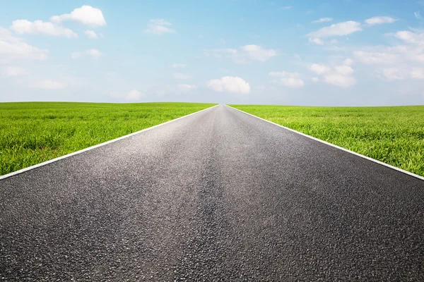 Lange leere gerade Straße — Stockfoto