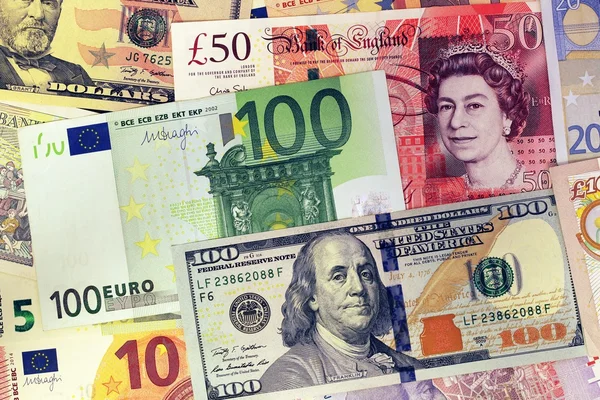 Смесь валютных банкнот — стоковое фото