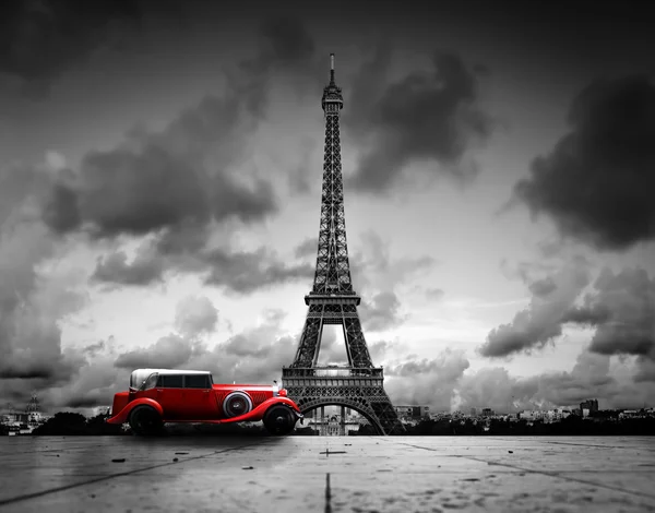 Effel Tower y coche retro . Imagen de stock