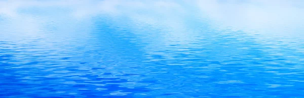Sauberes Wasser, ruhige Wellen. — Stockfoto