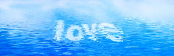 Liefde tekst in schoon water golven. — Stockfoto