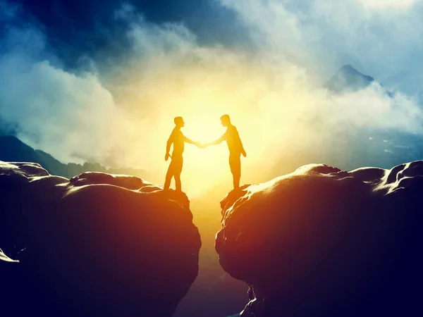 Two men handshake over mountains — Stock Photo, Image