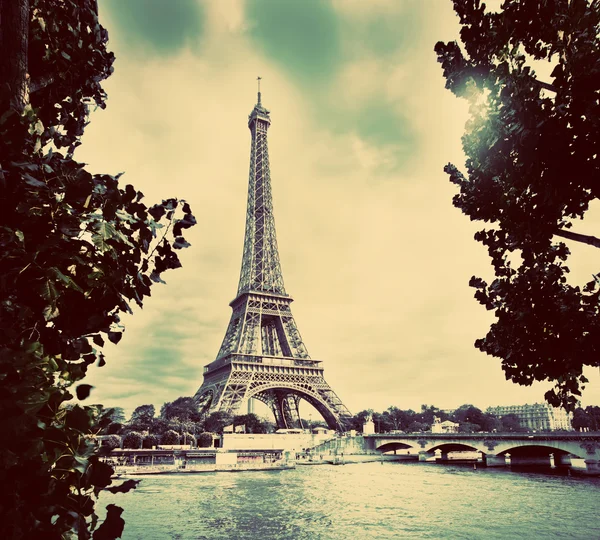 Eiffelova věž a seine řece — Stock fotografie