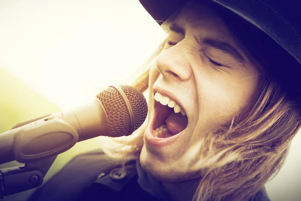 A fiatalember kiabálás mikrofon. — Stock Fotó
