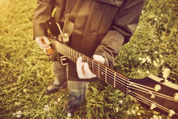 Genç adam gitar çalmaya — Stok fotoğraf
