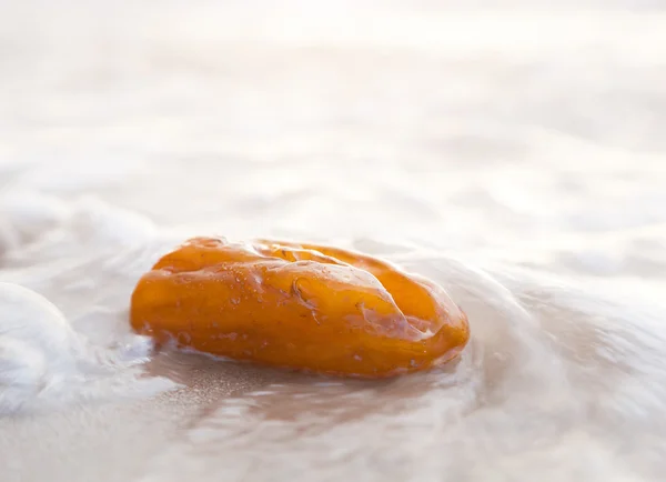 Ambar piedra en olas . — Foto de Stock