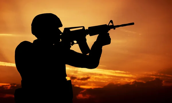 Soldat schießt mit Waffe — Stockfoto