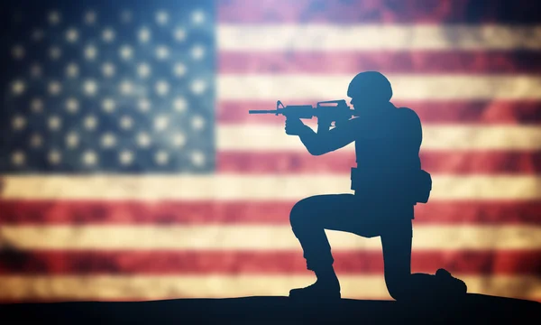 Soldado atirando na bandeira dos EUA . — Fotografia de Stock