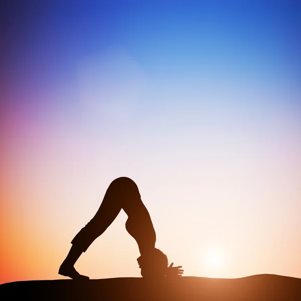 Frau in Delfin-Yoga-Pose — Stockfoto