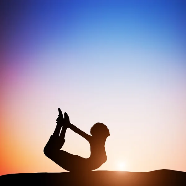 Perempuan dalam pose yoga busur — Stok Foto