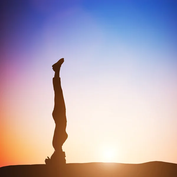 Mujer en pie de cabeza pose de yoga — Foto de Stock