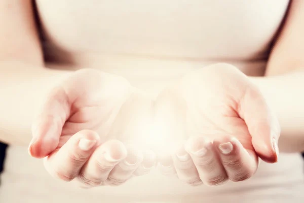 Luz en manos de mujer . — Foto de Stock