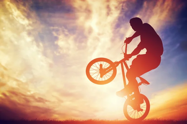 Homem montando uma bicicleta bmx — Fotografia de Stock