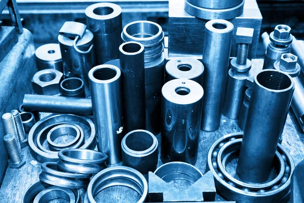 Stahlzylinder, Kolben und Werkzeuge in der Werkstatt. — Stockfoto