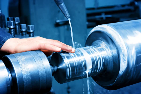 Medição do trabalhador na máquina de torneamento industrial . — Fotografia de Stock