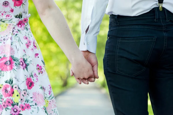 Молодая влюбленная пара держится за руки — стоковое фото