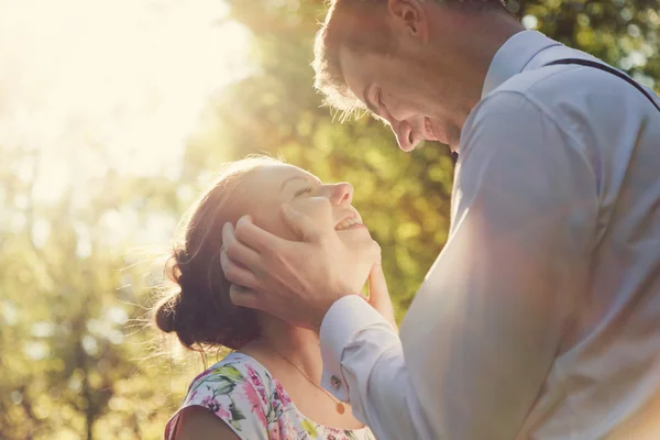 Junges romantisches Paar flirtet im Sonnenschein. — Stockfoto