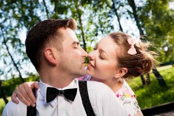 Jovem casal romântico apaixonado — Fotografia de Stock