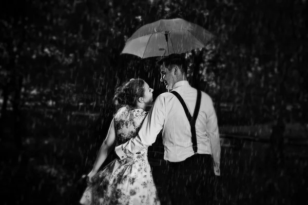 Casal romântico no amor flertando na chuva . — Fotografia de Stock