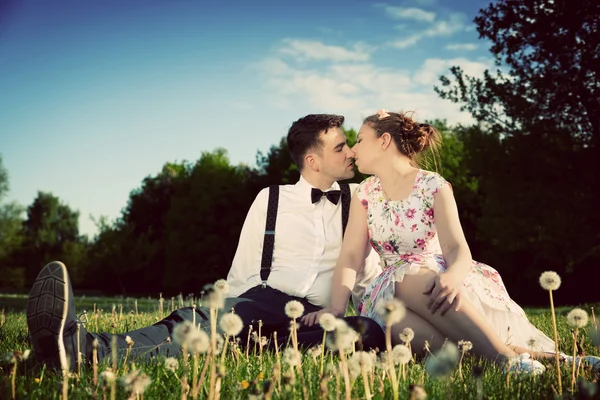 Casal romântico apaixonado prestes a beijar — Fotografia de Stock