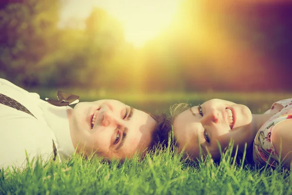 Lyckliga par i kärlek leende — Stockfoto