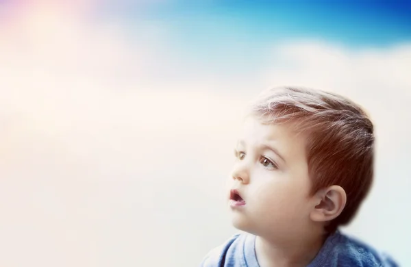 Boy looking at the sky — Stock Photo, Image