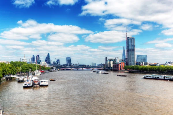 Londres, Reino Unido. Vista sobre River Thames — Fotografia de Stock