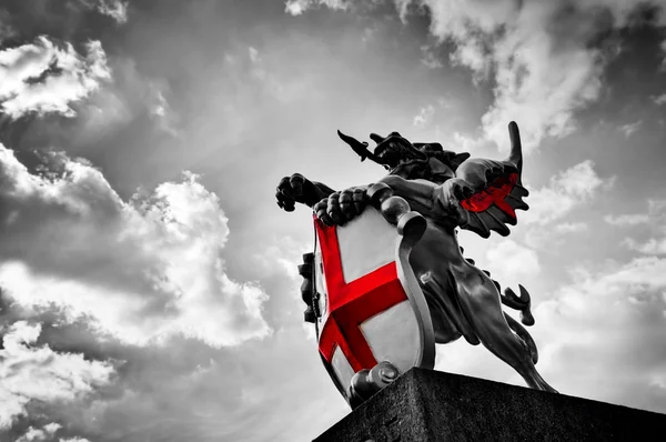 Αγίου Γεωργίου Δράκου άγαλμα στο Λονδίνο — Φωτογραφία Αρχείου