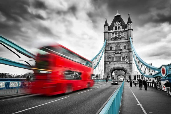 Red bus  on Tower Bridge in London — Stock Photo, Image